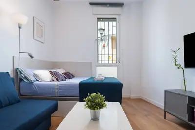 Image de Appartement « Studio Moderne au Bord de la Rivière » avec Wi-Fi et Climatisation