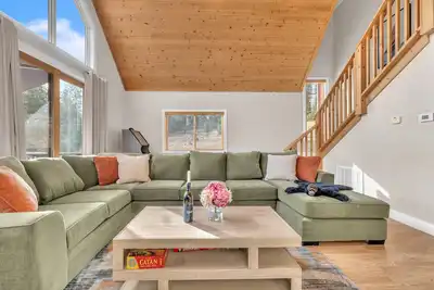 Image de New! Prasad Retreat - Sunny Home w/ Deck & Air Hockey by Bear Valley Vacation Rentals