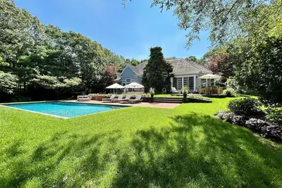 Image de Aug. dates available: Excellent value in East Hampton–5 bedrooms; 6. 5 baths