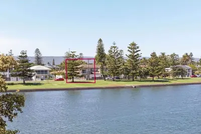 Image de Glenelg Retreat – Beachside Bliss & Garage Parking