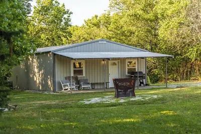 Image de Live Oaks Lodge Retreat with 8-12 Sleeping Capacity