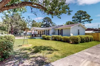 Image de Cypress Court Retreat – Pickleball, Yard, Fire Pit