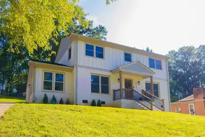 Image de 4 Bedroom 3 Bath House with WiFi, Ac in Raleigh near North Hills