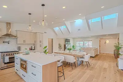 Image de 3-bedroom house in perfect View Park-Windsor Hills with Ac, pool & gym