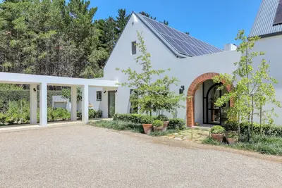 Image de 5-Bedroom Forest Getaway with Jacuzzi & Views