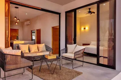 Image de Sun-Drenched Escape w/ Sleek Saltwater Pool. Come soak up the sun!