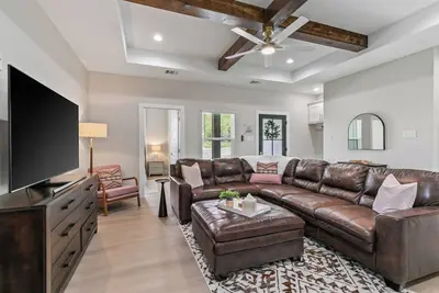 Image de \"The Mustang Outpost\", Family-Friendly, Sleeps 8 Conveniently Near Downtown