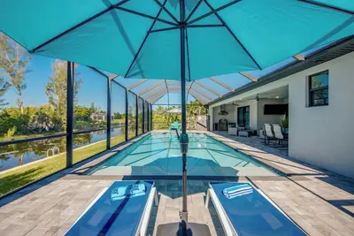 Image de Sunshine Escape - brand new 4 Br/ 2 bath waterfront Villa w. heated pool, kayaks, fishing poles