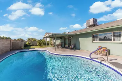 Image de Charming, pet friendly 3-bedroom house with pool, Ac & garage, in sunny Phoenix