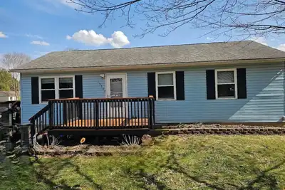 Image de 'Blue Cottage' w/ Game Room, Deck & Hot Tub