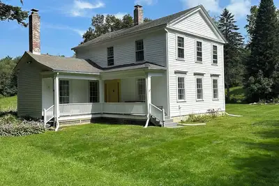 Image de Idyllic Berkshires Farmhouse