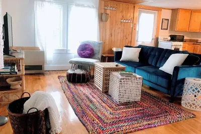 Image de Sunny 2 Bdrm - Mtn Views, Close to Everything!