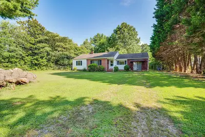 Image de Winston-Salem Home on 2 Acres - Spacious Deck!