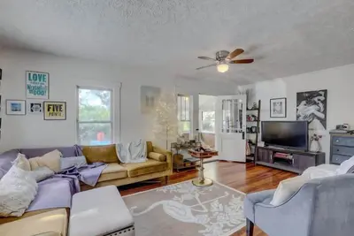 Image de Luxurious Downtown Pool Retreat - St. Petersburg - Pets Welcome