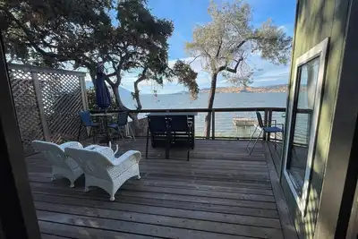 Image de Superb 5-bedroom house on the lake in charming Lower Lake, family & pet friendly