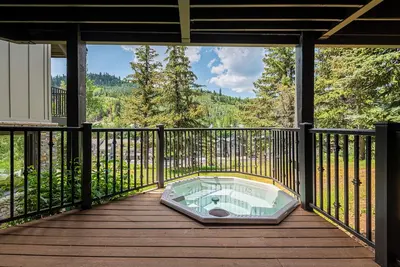 Image de 5 Minutes to Skiing, 10 minutes to Main St night life + private hot tub