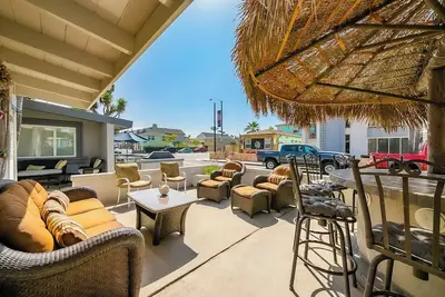 Image de Newport Tiki Retreat Entire Duplex Steps from the Beach