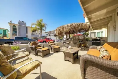 Image de Tiki Hut escape in Newport steps to the Sand