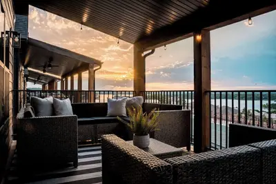 Image de Poolside Lake Retreat
