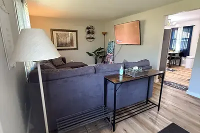 Image de Beautiful Serenity in Green Bay, Wi! \n3 bedrooms/1 bath Fully furnished house.