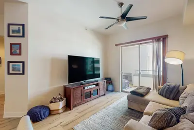 Image de 3rd Floor Condo w/ pool & hot tub, lake view, outdoor fireplace - 1 dog ok