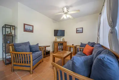 Image de Peaceful condo with pool-view patio, strong Wi-Fi & full kitchen