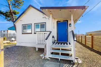 Image de Cozy Coastal Retreat in Westport’s Historic Marina District
