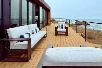 Image de Modern oceanfront container  home with electric fireplace & wifi - walk to beach