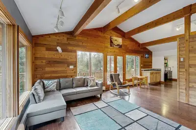 Image de Charming Girdwood Retreat with Private Hot Tub Near Trails and Skiing