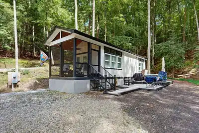 Image de Charming creekside cottage with hot tub, fire pit & screened-in porch