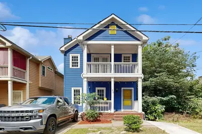 Image de Spacious three-level home with game room, patio & cozy fireplace