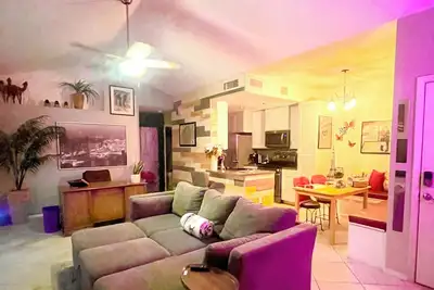 Image de Mi Casita De Paris-Heart of Phoenix Metro Area-Parisian themed w/Community Pool