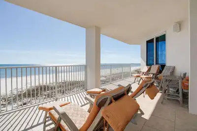 Image de Spacious multi unit condo with two kitchens, shared pool & beach access