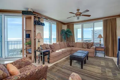 Image de Gorgeous beachfront condo, shared pool and beach access