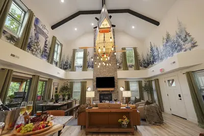 Image de Luxe Cabin>Hot Tub>Game Table>Indoor Pool>Fishing>Pickleball>Hiking>And More! !