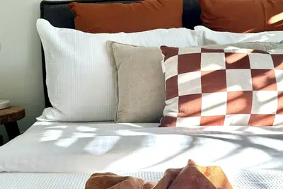 Image de Luxe cottage, stunning quiet garden, firepit, two minutes walk from town