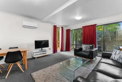 Image de 2-Bed Townhouse Retreat in Sandy Bay with Parking