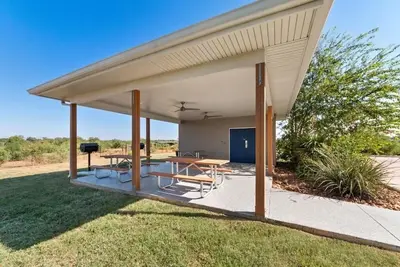 Image de 3 Units | Pleasanton, Tx Stay with Kitchen