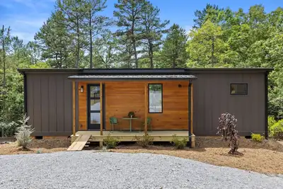 Image de Escape to a 2br/1ba tiny home in the North Georgia mountains. Create meals in the chef’s kitchen, cozy up by the wood-burning stove, refresh in the spa-style shower, and enjoy crisp mountain air and brilliant fall colors from your private deck.