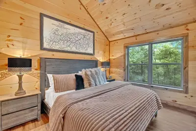 Image de Luxury Smoky Mountain Cabin | 2br Retreat with Hot Tub & Arcade Near Gatlinburg