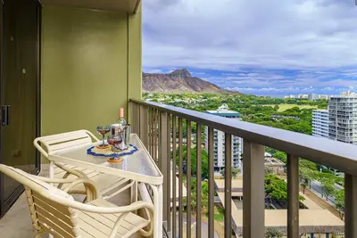 Image de Partial Ocean View Waikiki Suite, Close to beach, Ac, Free Wi-Fi & Pool!