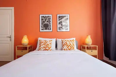 Image de Stylish High-Ceiling 3br Apartment with 2 Bathrooms