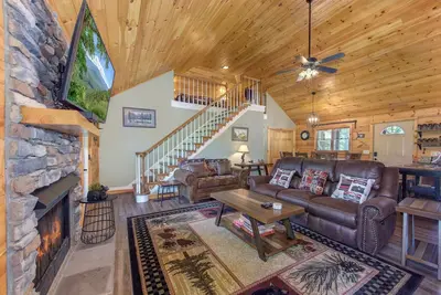 Image de All About the Smokies offers guests three floors of rest, relaxation & fun.