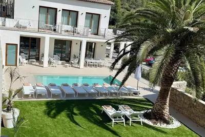 Image de Villa Raquel Montanejos, 12 people, 6 bathrooms, swimming pool, garden, barbecue.