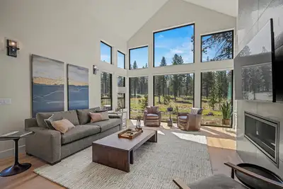 Forestbrook Luxury with Hot Tub, Dining Deck & A/C