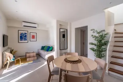 Image de The Portside Getaway – 2br, 2ba Duplex in Piraeus