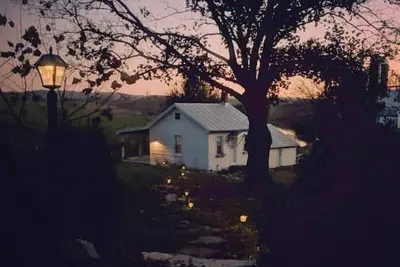 Image de The spring house at Thistle Hollow