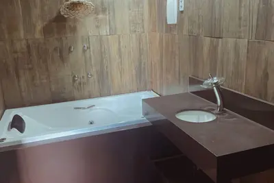 Image de Confortable, spacieux, avec jacuzzi et climatisation