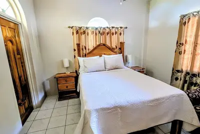 Image de Soothing 3-bedroom house with Ac in Hope Bay
