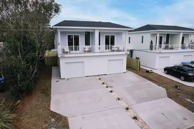 Image de 3-bedroom townhome in superb Carolina Beach with fenced backyard!